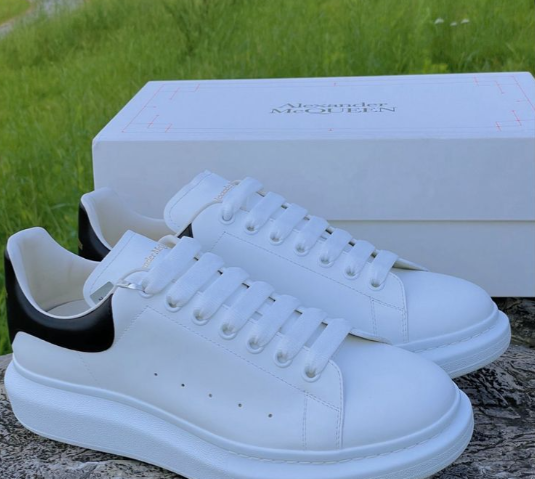 Alexander McQueen Oversized White Black 黑皮尾